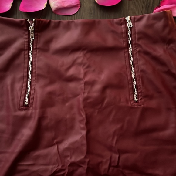 Maroon colored skirt - Picture 2 of 4